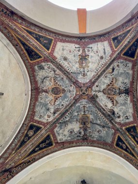 İtalya 'nın Ravenna kenti yakınlarındaki UNESCO sitesi Classe' deki antik Sant 'Apollinare Bazilikası' nın etkileyici iç mekanı ve çan kulesi. Yüksek kalite fotoğraf