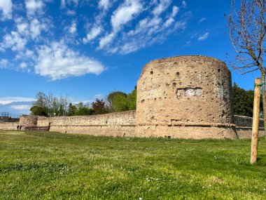 İtalya 'nın Ravenna kentindeki tarihi şehir duvarları ve yuvarlak bir kalenin geniş manzarası bulutlu, parlak mavi bir gökyüzüne karşı kurulmuştur. Yüksek kalite fotoğraf