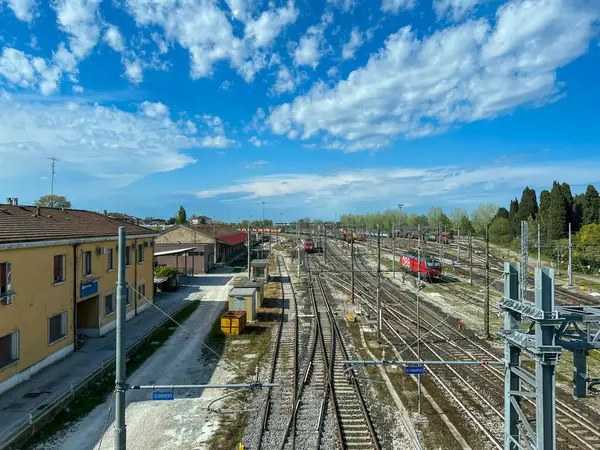İtalya 'nın Ravenna kentindeki büyük mavi gökyüzünün altındaki tren raylarının ve demiryolu altyapısının geniş bir görüntüsü. Yüksek kalite fotoğraf
