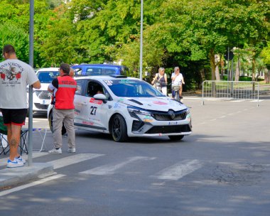Salsomaggiore Terma Parma, İtalya: 2025 08 03 Bir ralli arabası bir yarış sırasında servis parkı alanına giriyor. Yüksek kalite fotoğraf
