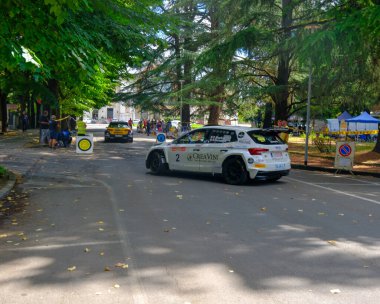 Salsomaggiore Terma Parma, İtalya: 2025 08 03 A Skoda Fabia Rally2 yarış arabası, bir ralli sırasında ağaçlık bir sokağa park edilmiştir. Yüksek kalite fotoğraf
