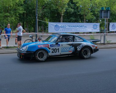 Salsomaggiore Terma Parma, İtalya: 2025 08 03 A vintage Porsche rally car, No. 201, asfalt bir sokakta sürer. Yüksek kalite fotoğraf