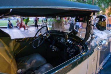 Parma, İtalya: 2025 06 20 Mille Miglia klasik rali klasik araba yarışı, üstü açık siyah yumuşak bir arabanın içi, Mille Miglia 'da park edilmiş. Yüksek kalite fotoğraf