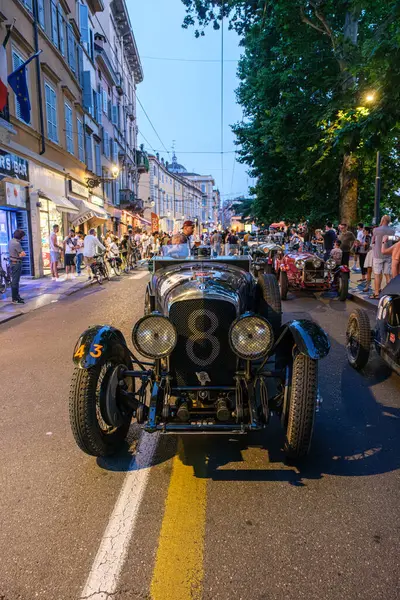 Parma, İtalya: 2025 06 20 Mille Miglia klasik rali klasik araba yarışı, klasik siyah yarış arabası, numara 8, Mille Miglia etkinliği sırasında gece bir şehir sokağında sürüyor. Yüksek kalite fotoğraf