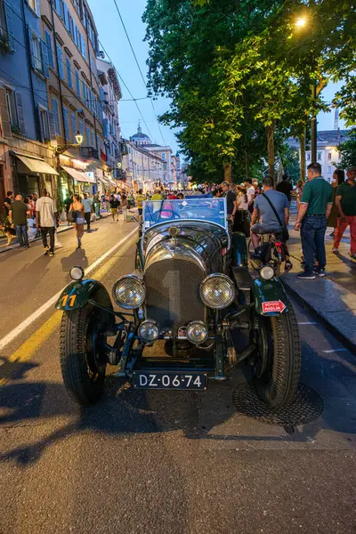 Parma, İtalya: 2025 06 20 Mille Miglia klasik rali klasik araba yarışı, klasik siyah yarış arabası, 1 numara. Yüksek kalite fotoğraf