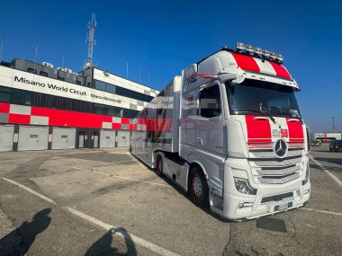 Misano, İtalya: 2025 02 05 profesyonel bir yarış kamyonu 58 Sicadra Corse Marco Simoncelli ile işaretlendi. Yüksek kalite fotoğraf