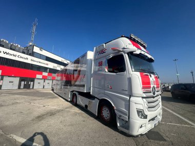 Misano, İtalya: 2025 02 05 profesyonel bir yarış kamyonu 58 Sicadra Corse Marco Simoncelli ile işaretlendi. Yüksek kalite fotoğraf