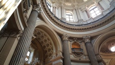 Büyük Barok mimarisi, karmaşık ayrıntıları ve yükselen sütunlarıyla Superga Bazilikası 'nın görkemli bir görüntüsü. Yüksek kalite fotoğraf