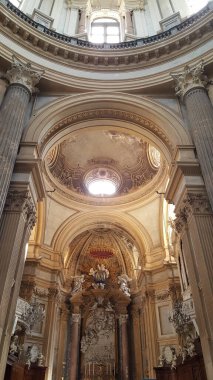 Büyük Barok mimarisi, karmaşık ayrıntıları ve yükselen sütunlarıyla Superga Bazilikası 'nın görkemli bir görüntüsü. Yüksek kalite fotoğraf