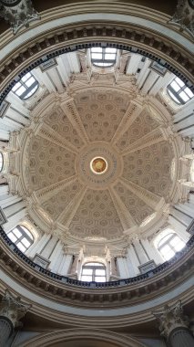 Büyük Barok mimarisi, karmaşık ayrıntıları ve yükselen sütunlarıyla Superga Bazilikası 'nın görkemli bir görüntüsü. Yüksek kalite fotoğraf