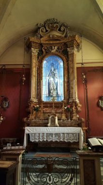 Büyük Barok mimarisi, karmaşık ayrıntıları ve yükselen sütunlarıyla Superga Bazilikası 'nın görkemli bir görüntüsü. Yüksek kalite fotoğraf