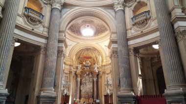 Büyük Barok mimarisi, karmaşık ayrıntıları ve yükselen sütunlarıyla Superga Bazilikası 'nın görkemli bir görüntüsü. Yüksek kalite fotoğraf