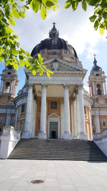 Büyüleyici bir Barok başyapıtı olan Superga Bazilikası, İtalya 'nın Torino kentine tepeden bakan görkemli bir tepede duruyor. Yüksek kalite fotoğraf