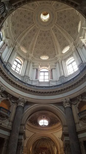 Büyük Barok mimarisi, karmaşık ayrıntıları ve yükselen sütunlarıyla Superga Bazilikası 'nın görkemli bir görüntüsü. Yüksek kalite fotoğraf