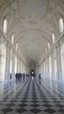 Torino, İtalya: 2016 04: 27 Reggia di Venaria 'daki ünlü Büyük Galeri' nin muhteşem atlama tavanı, süslü sıva işçiliği ve klasik kareli zemini ile zarif bir manzarası. Yüksek kalite fotoğraf