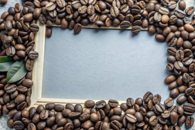 Fotokopi alanı olan kahve çekirdekleri beyaz arkaplanda izole edilmiş