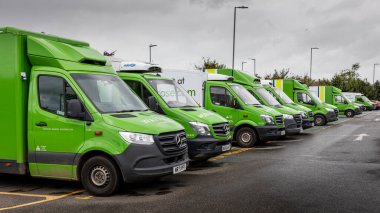 Garson teslimat minibüsleri otoparkta bekliyor.