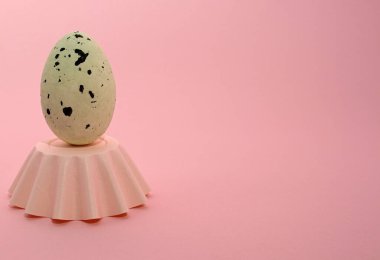 Kek kutusunda paskalya yumurtası pastel arka plan minimum konsept 