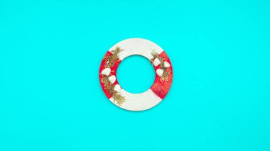 yaz kompozisyonu can yelekli deniz kabukları turkuaz arka planda yaratıcı minimum konsept