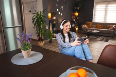 Mutlu, rahat, cep telefonu kullanan genç bir kadın. Mutlu, rahat, cep telefonu kullanan, mutlu, rahat, genç bir kadın.