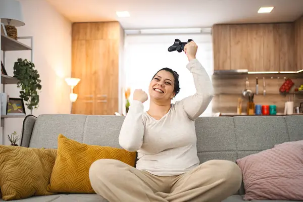 Kobieta Dobrze Się Bawi Grając Gry Wideo Domu — Zdjęcie stockowe