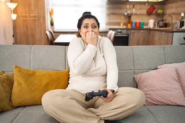 Mulher Divertindo Jogando Videogames Casa — Fotografia de Stock