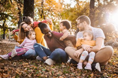 Sonbahar Sarılması: Aile Aşkının Örtüsü.