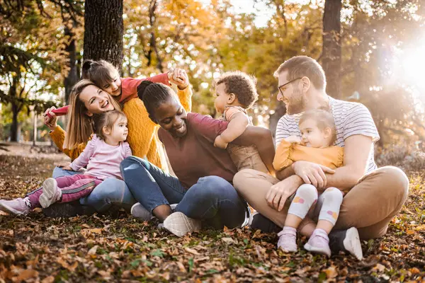 Herbstliche Umarmung Ein Teppich Aus Familienliebe — Stockfoto