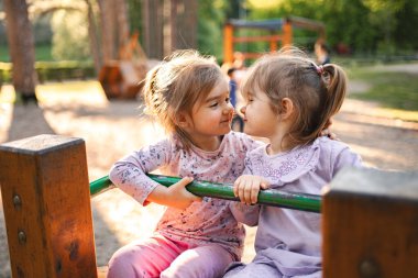 Oyun parkında tatlı ikiz kardeşler.