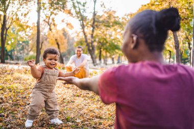 Sonbaharda Yürüyen Çocuk Eğlencesi Kovalanıyor.