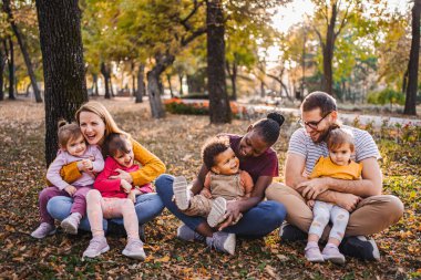 Sonbahar Sarılması: Aile Aşkının Örtüsü.