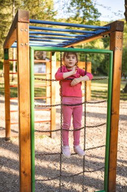 Çocuk parkında hareketli, şirin bir kız..
