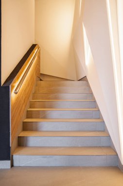 Üst kattaki bir odaya çıkan bir merdiven seti, fırfırsız, temiz ve basit bir tasarım içeriyor. Merdivenler ahşaptan yapılmıştır, uzaya sıcak ve davetkar bir dokunuş katar..