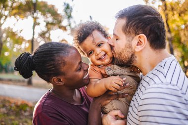 Paylaşılan Gülümsemeler: Sevgi Çemberi Aileleri.