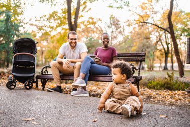 Oğullarıyla parkta melez bir çift..