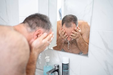 Adam banyoda tıraş olduktan sonra kendini yıkar..