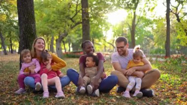 Sonbahar Sarılması: Aile Aşkının Örtüsü.
