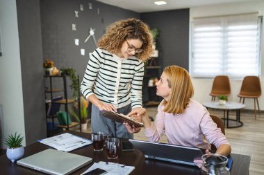 İş raporunda birlikte çalışan iki bayan meslektaşım..
