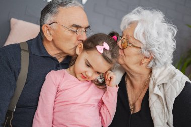 Büyük anne ve büyük babaların torunlarıyla sevgi paylaştıkları sevgi dolu bir karşılaşma..