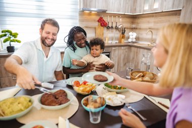 Neşeli bir aile birlikte güzel bir yemek yer, güzel anılar yaratır..