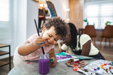 Küçük sanatçılar yaratıcılıklarını canlı renkler ve kahkahalarla keşfederler..