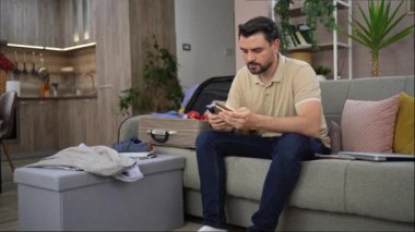 Bir adam macerasına hazırlanırken bir yandan da özenle bir şeyler organize eder..