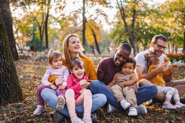 Sonbahar Sarılması: Aile Aşkının Örtüsü.