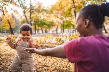 Sonbaharda Yürüyen Çocuk Eğlencesi Kovalanıyor.