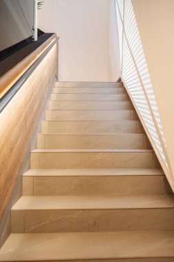 Merdivenler pencereye doğru çıkıyor ve basit ama işlevsel bir mimari özellik yaratıyor. Merdivenler, doğal ışığın aşağıdaki boşluğu aydınlatmasına olanak sağlıyor.