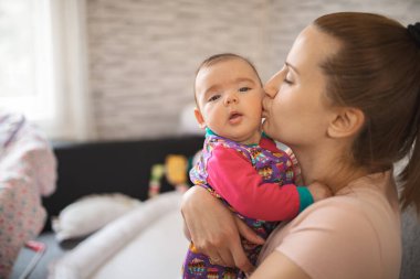 Bir anne evdeki bebeğiyle hassas bir anı paylaşır..