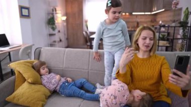 Bir aile, davetkar yaşam alanlarında neşeli bir anın tadını çıkarır..