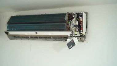 Bir uzman ev havalandırma sistemindeki sorunları tamir eder ve tanımlar.