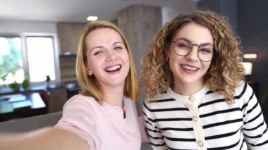 İki arkadaş gülümsüyor ve birlikte keyifli bir an geçiriyorlar..