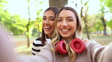 İki arkadaş, neşeli bir açık hava anının tadını çıkarırlar, gülümsemelerini yakalarlar..